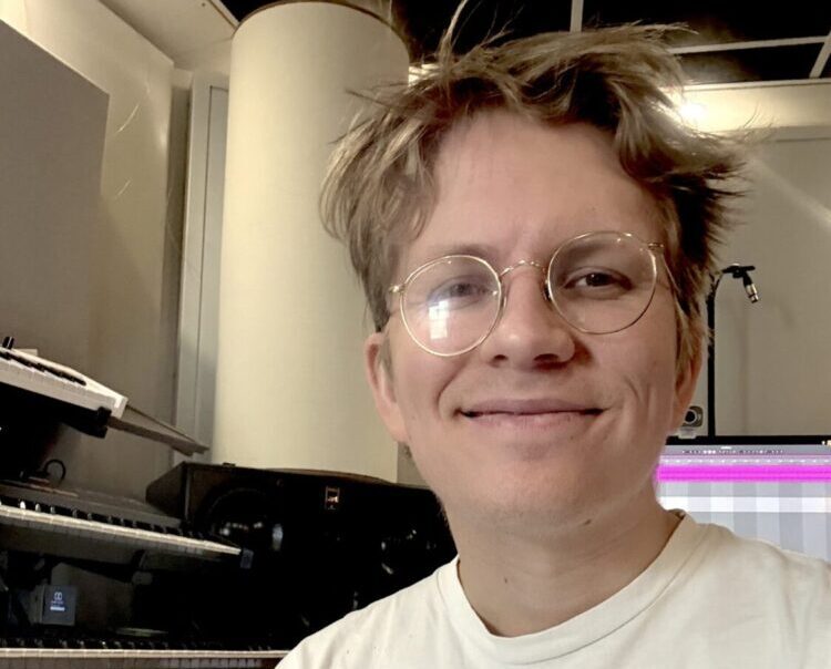 Lenno Linjaman omakuva studiossa