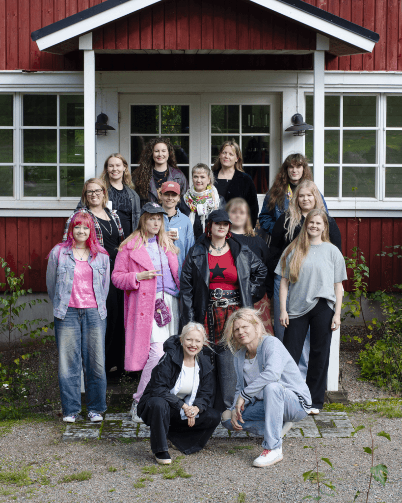 Syksyn 2026 kurssilaisia Roos+Bergin tiloissa tutustumassa heidän toimintaansa. Kuva: Paula Pörsti.