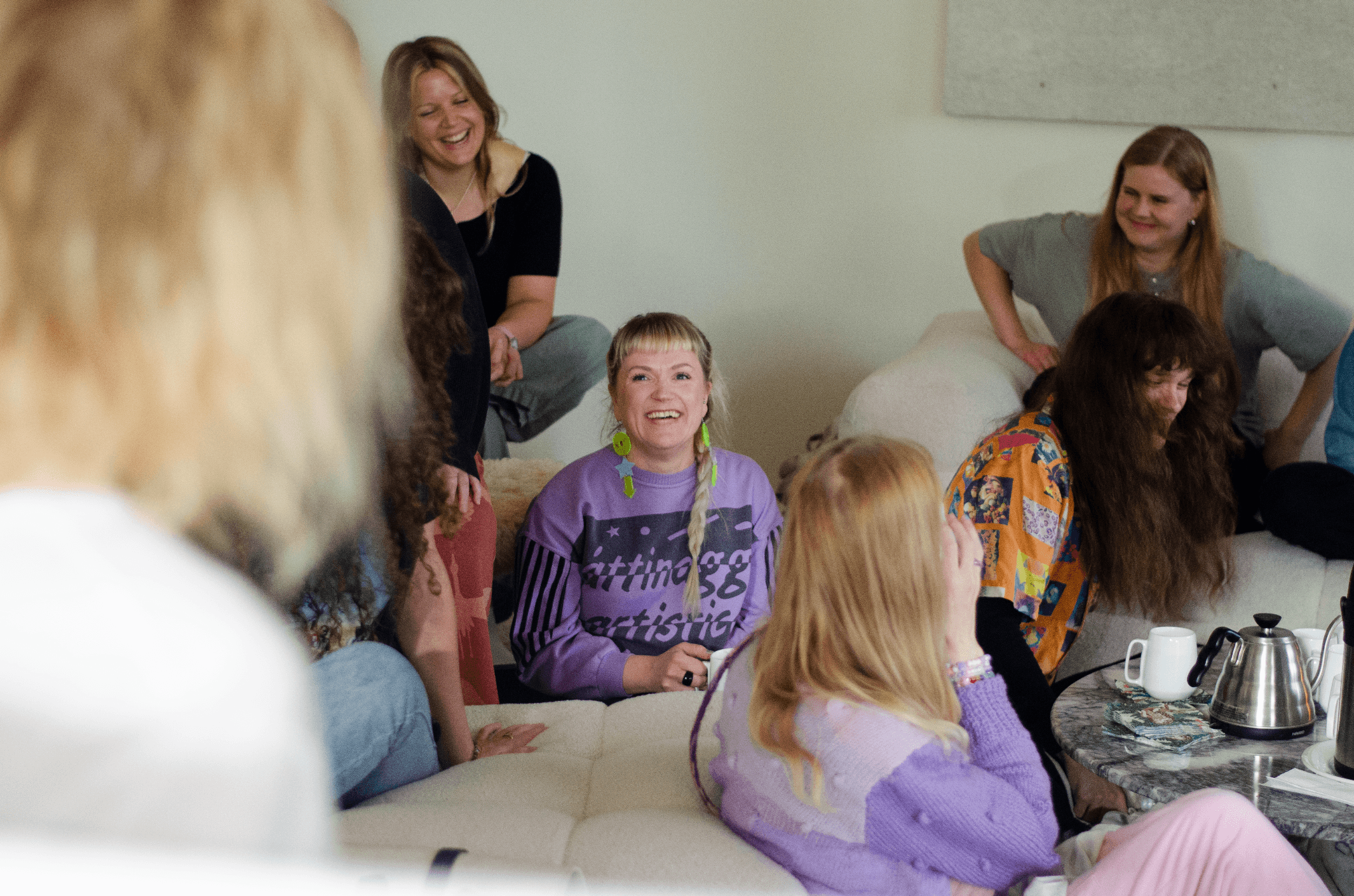 Syksyn 2026 kurssilaisia Roos+Bergin tiloissa tutustumassa heidän toimintaansa. Kuva: Paula Pörsti.